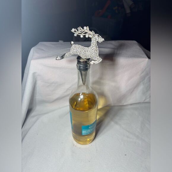 ☃️❄️☃️ New! Cherished Traditions Rhinestone Reindeer Wine Bottle Stopper - Picture 1 of 6